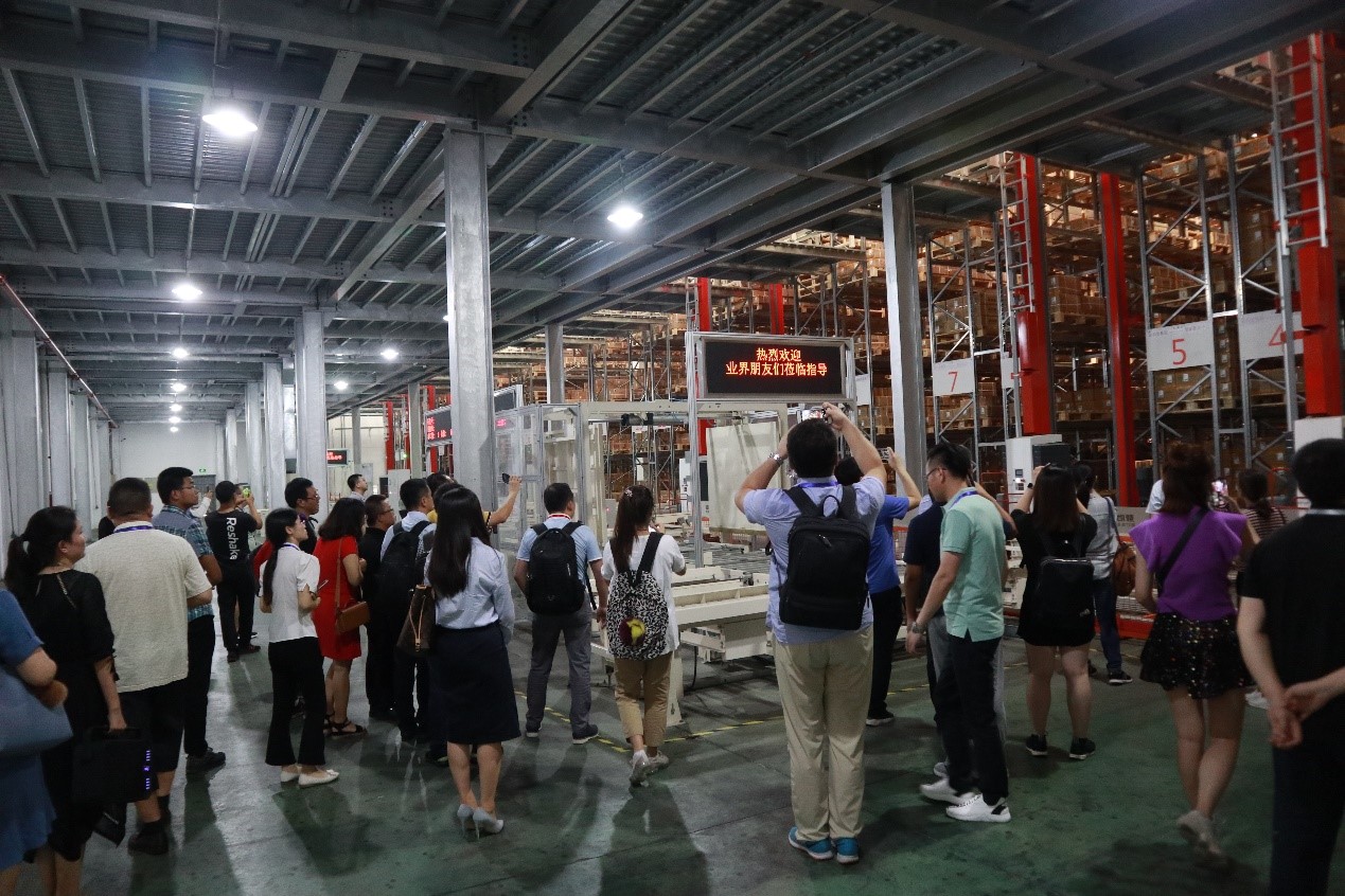 寶開集成服裝行業(yè)代表項(xiàng)目 | 波司登集團(tuán)智能配送中心迎業(yè)內(nèi)眾嘉賓集體參觀